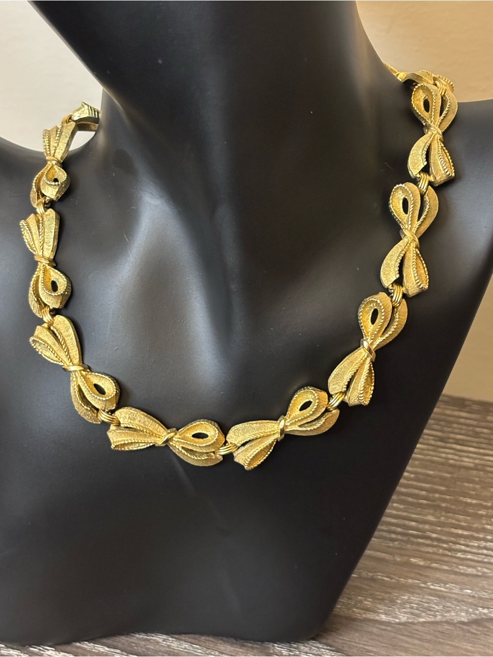 Vintage Trifari Gold Tone Ribbon Bow Link Necklace Textured Mid Century Signed